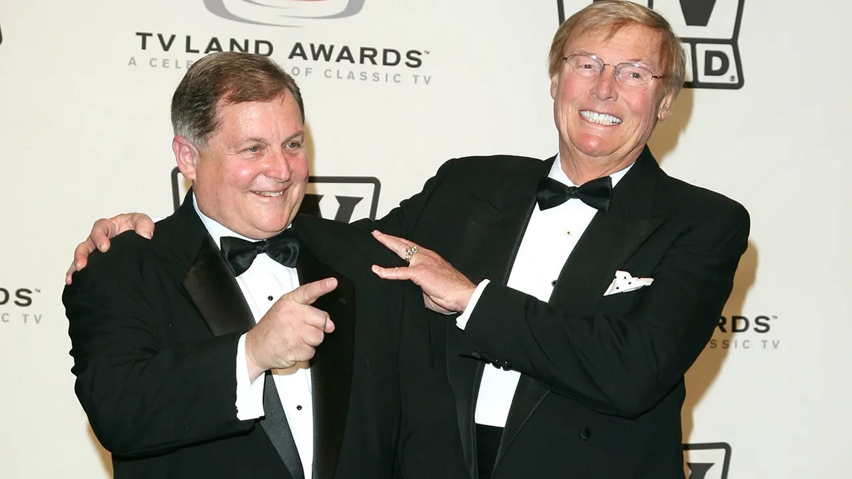 伯特·沃德(Burt Ward)和亞當·韋斯特(Adam West)與互相開玩笑和微笑的燕尾服相匹配。