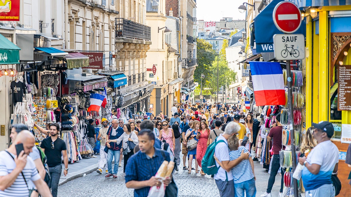 busy paris street embassy warns pick pocketing