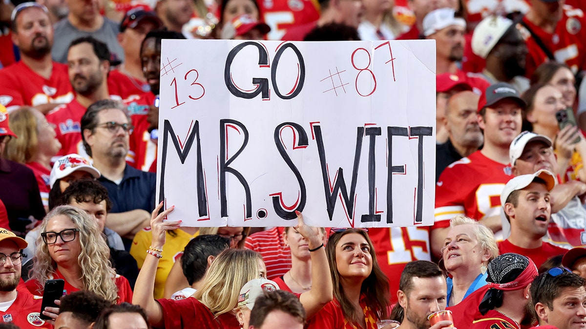 Chiefs fans with Swift-Kelce sign