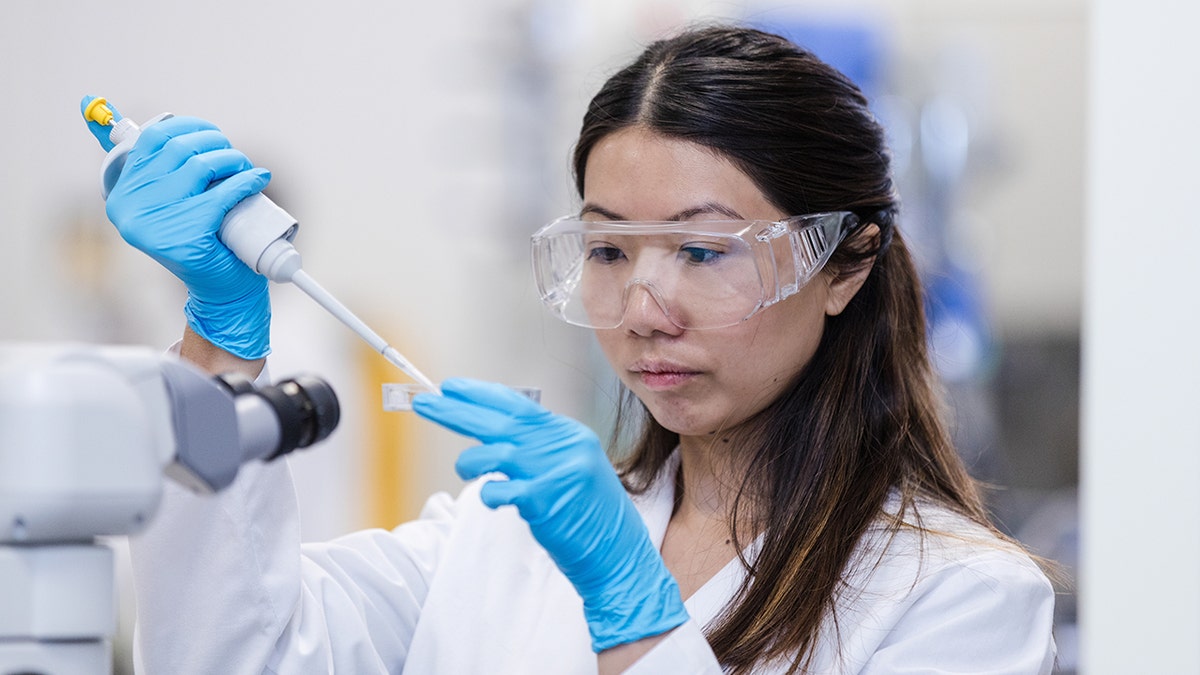 Mao survivor warns against Trump's 600,000 Chinese student proposal 1 chinese-female-in-lab