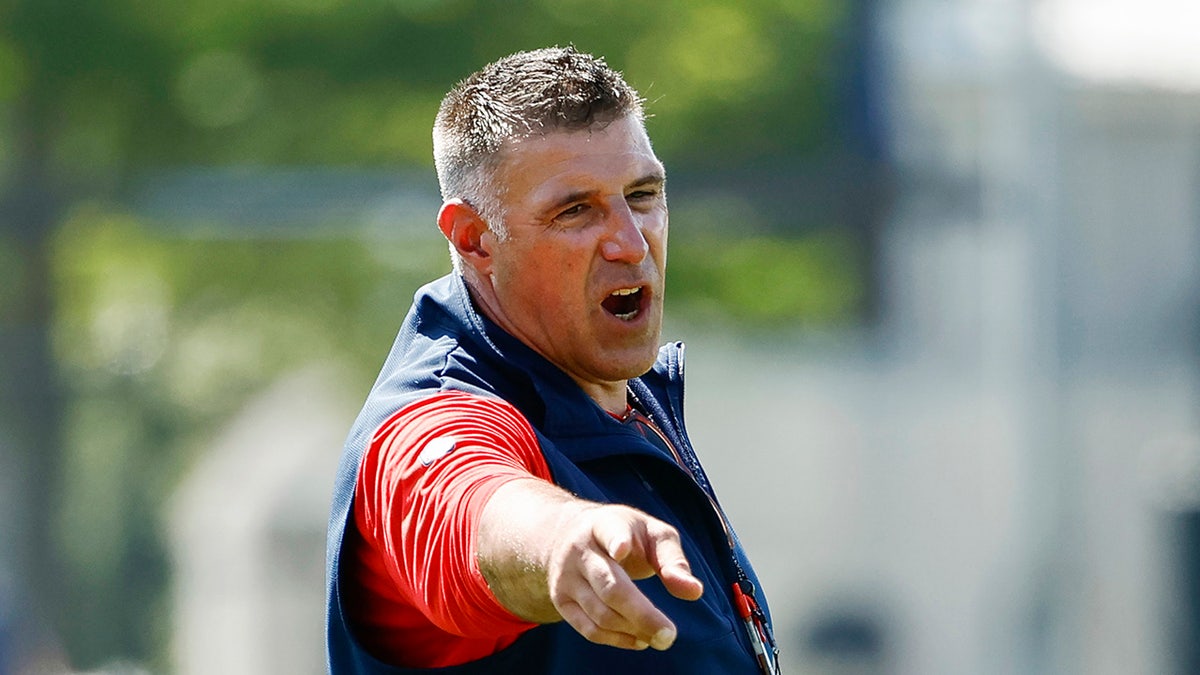 Mike Vrabel coaching