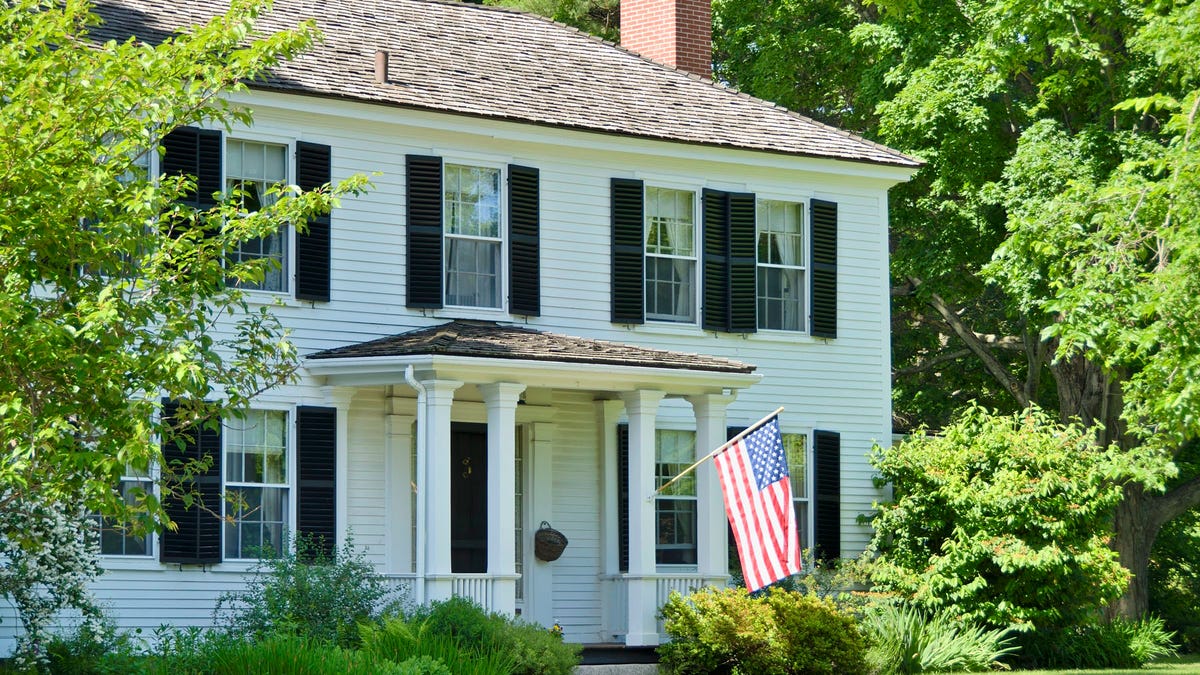 Set the scene for the perfect Labor Day with an Elizabeth Ross flag.