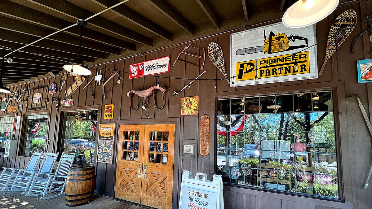 Restorāna Cracker Barrel priekšējā lieveņa laukums