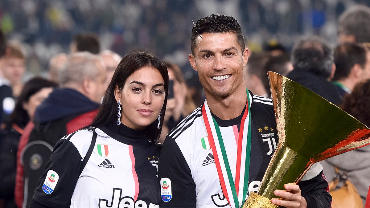 Cristiano Ronaldo dan Georgina Rodriguez dengan cangkir
