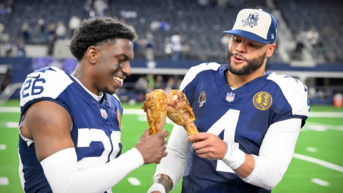 DaRon Bland and Dak Prescott eat turkey leg