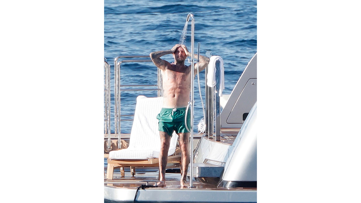 David Beckham mandi di atas kapal