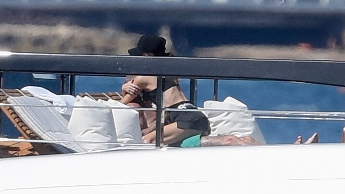 Victoria Beckham, pelukan David Beckham di kapal pesiar