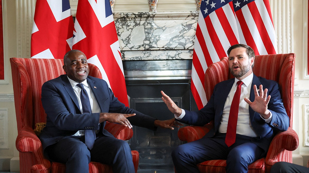 大衛·拉米(David Lammy)和JD Vance在會議上