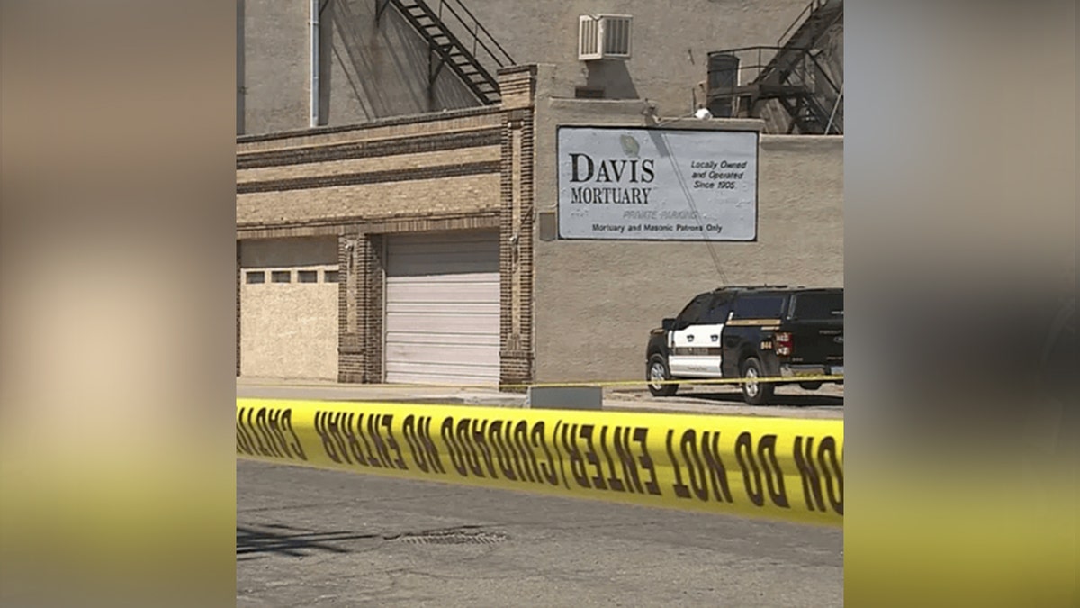 fita policial em torno do mortuário de Davis