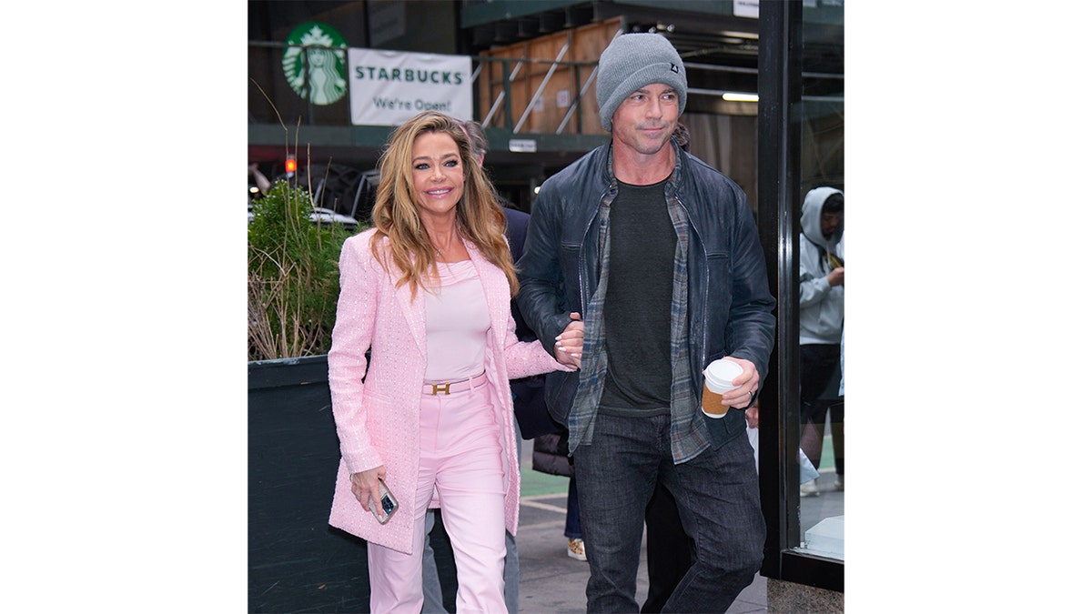 丹妮絲·理查茲(Denise Richards)和亞倫(Aaron
