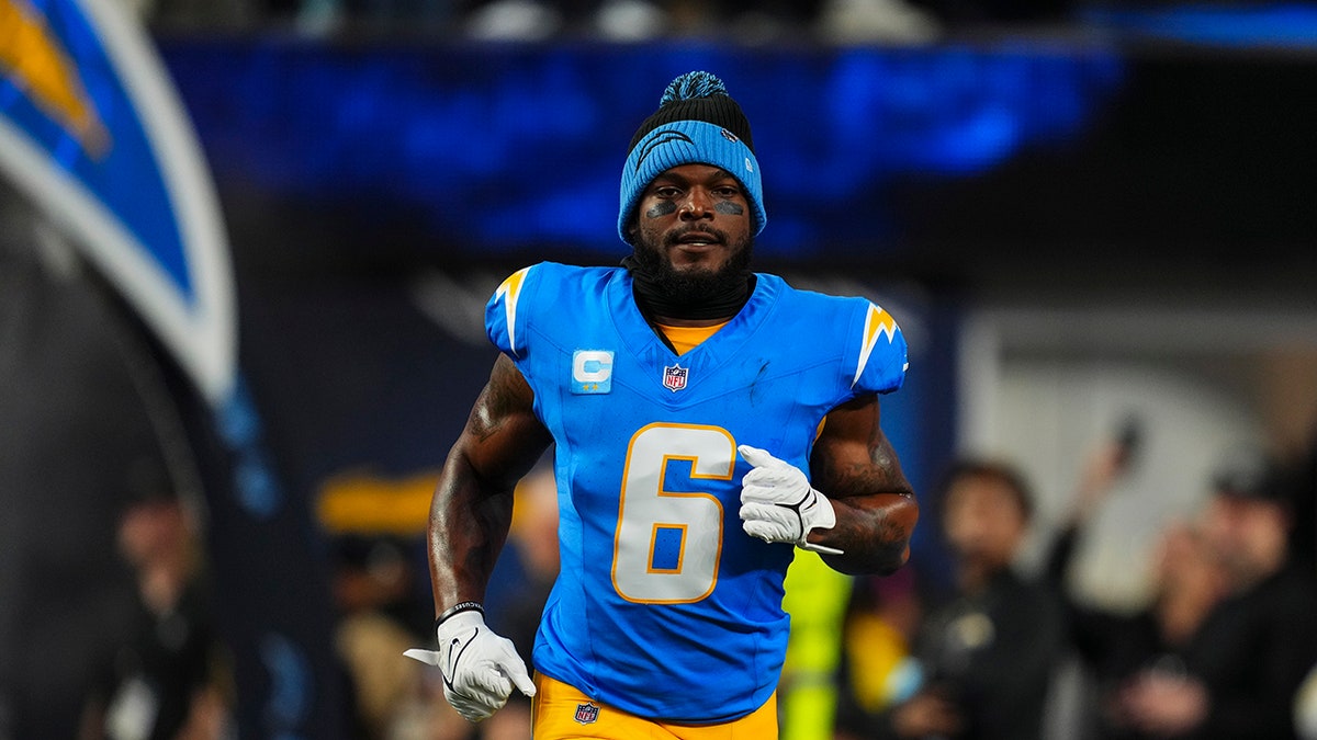 Denzel Perryman izskrien no tuneļa