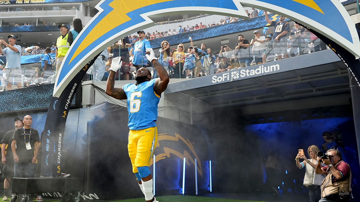 Denzel Perryman keluar dari terowongan