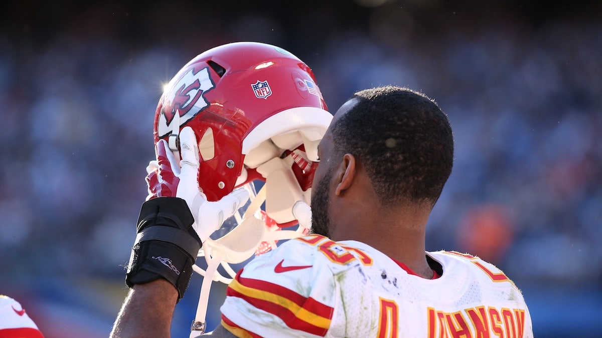Kansas City Chiefs Inside Line Bachelor of Derrick Johnson (1) z Kansas City Chiefs i San Diego Chargers w niedzielę, 22 listopada 2015 r., San Diego, Kalifornia, podczas grania w piłkę nożną NFL.