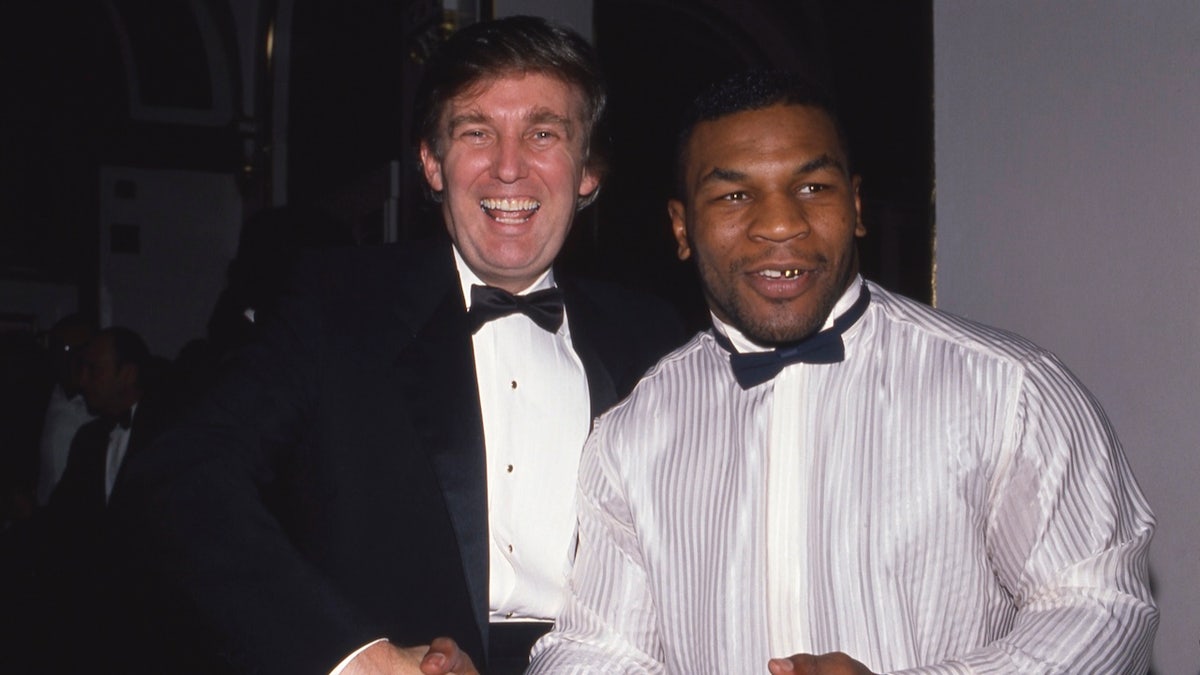 Donald Trump dan Mike Tyson menghadiri makan malam Maret pada bulan November 1989 di New York City.