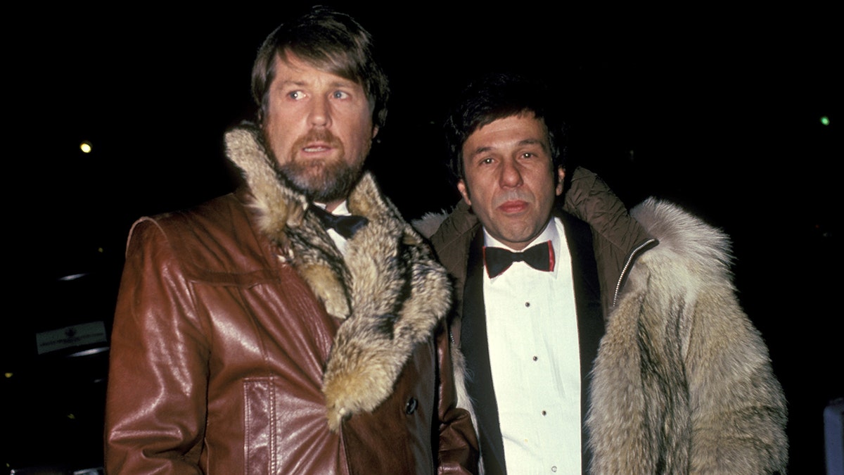 布萊恩·威爾遜（Brian Wilson）穿著皮草大衣，尤金·蘭迪（Eugene Landy）旁邊穿著優雅的晚禮服。