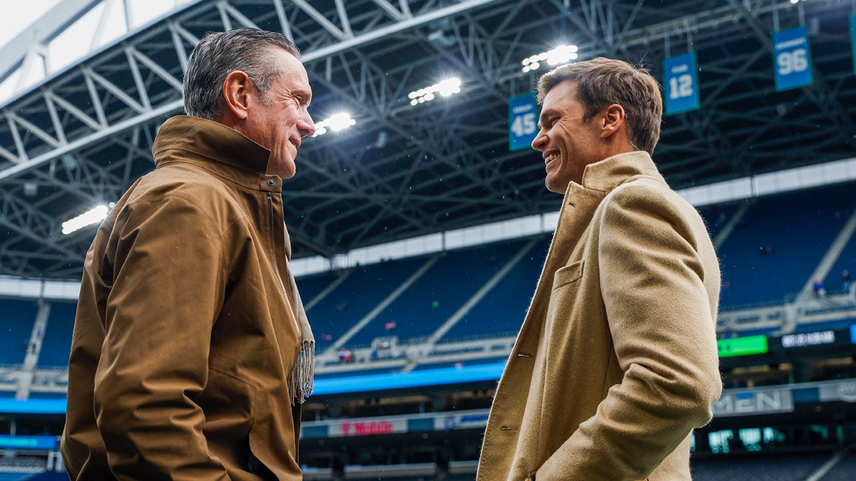 Drew Bladeso i Tom Brady rozmawiają podczas Prigme