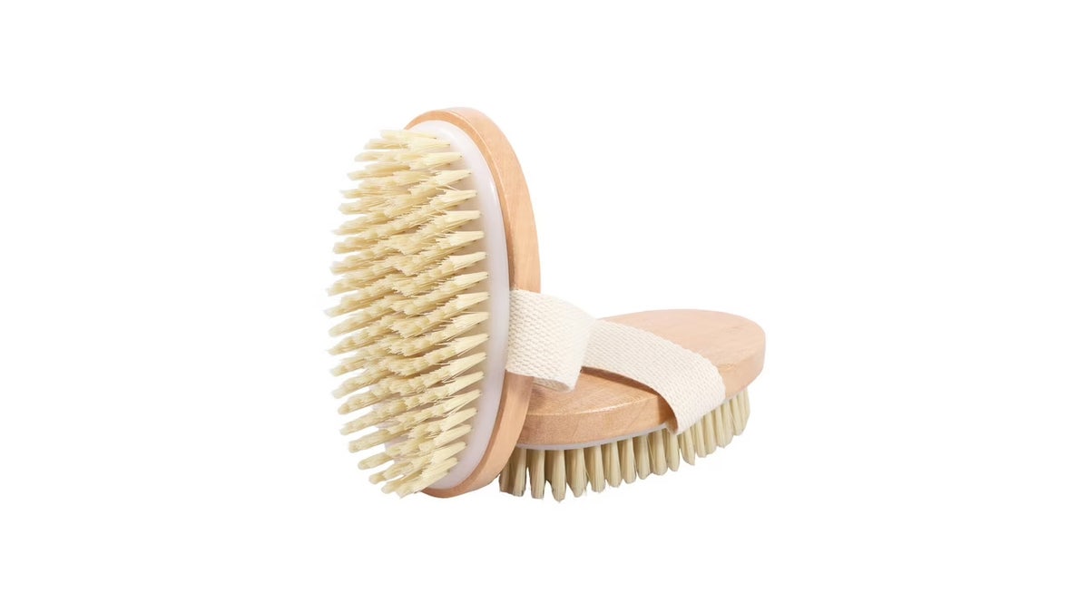 This natural-bristle dry brush gently exfoliates skin before soaking, stimulating circulation and encouraging smooth, glowing skin.