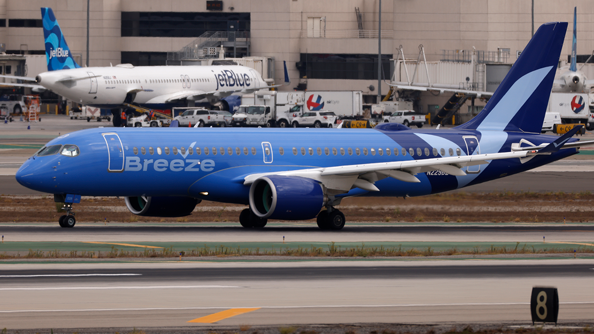 Um táxis da Breeze Airways Airbus A220 no Aeroporto Internacional de Los Angeles depois de chegar de Jacksonville em 19 de setembro de 2024 em Los Angeles, Califórnia.