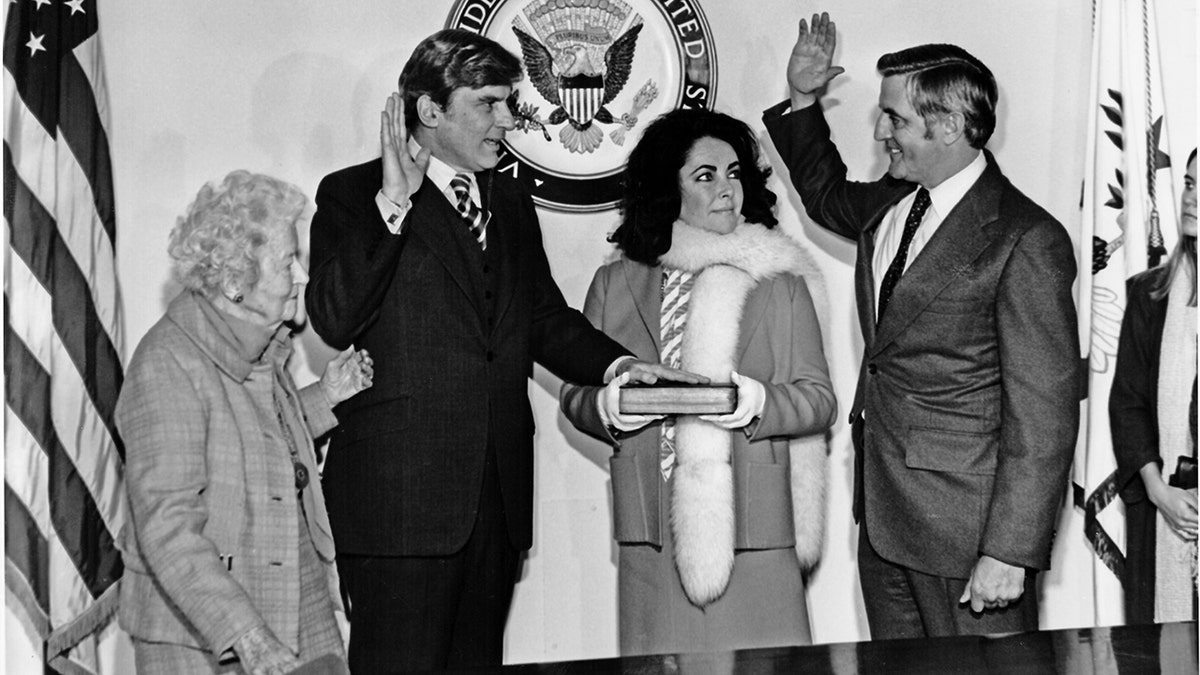 Elizabeth Taylor and John Warner at his swearing in ceremony for the senate.