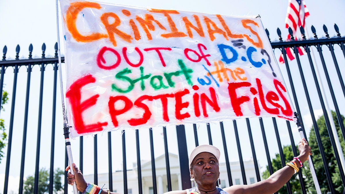 O manifestante coloca uma marca sobre os arquivos Epstein na frente da Casa Branca