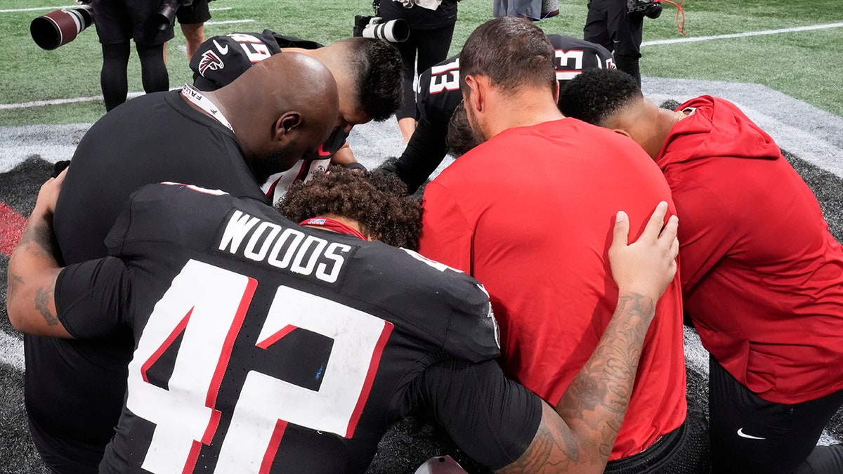 Lions, Falcons join in prayer after Morice Norris leaves field in ambulance 1 Atlanta Falcons players pray