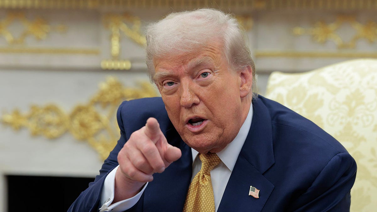 El presidente Donald Trump señala dentro de la Casa Blanca.