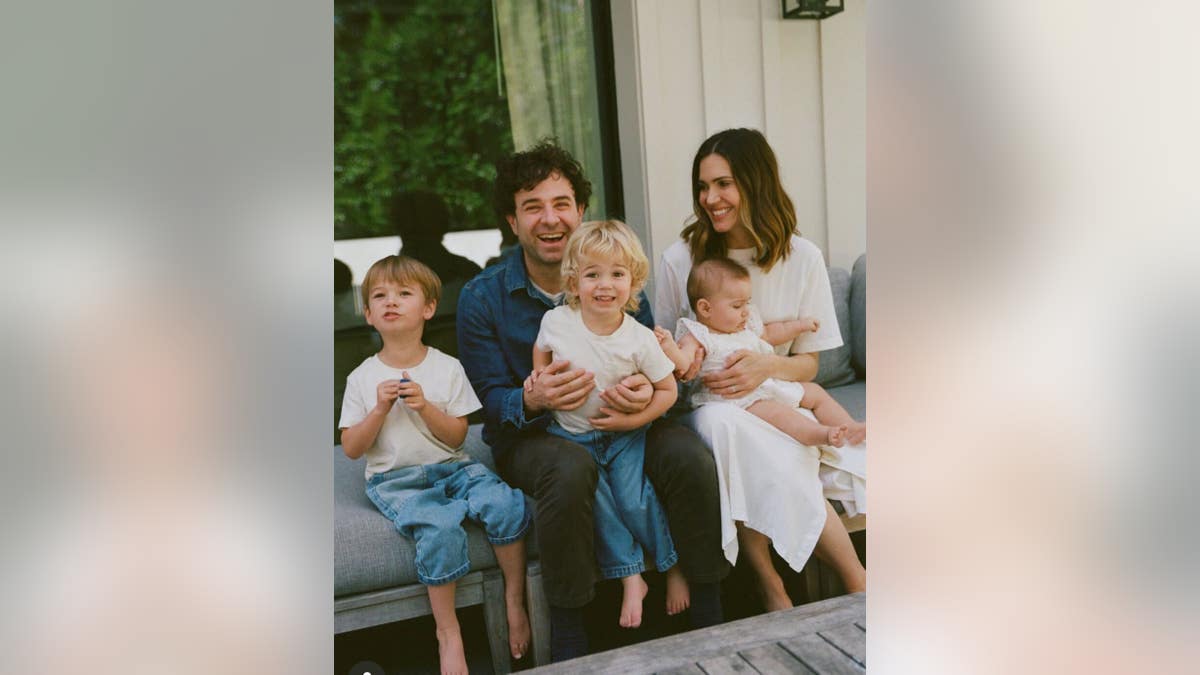 Mandy Moore, çocukları ve kocası ile birlikte