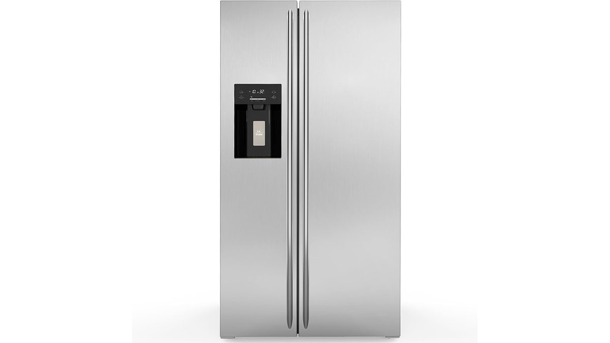 The two-sided refrigerator gives you easy access to your food, drinks and frozen goods. 