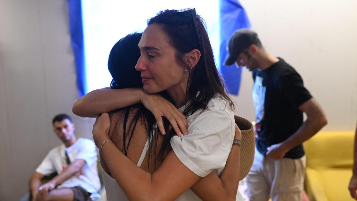 Gal Gadot abraza a Ainov Jangoukar