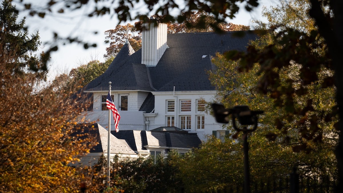 WASHINGTON, DC - 7 de novembro: Residência candidata do presidente democrata, a vice -presidente dos EUA, Kamala Harris Washington, é visível em 7 de novembro de 2021. Os americanos hoje deixaram sua cédula no cargo de presidente Donald Trump e Harris, os americanos hoje, além de determinar o equilíbrio do poder no congresso entre os múltiplos estaduais. (Foto Andrew Hernic/Getty Image)