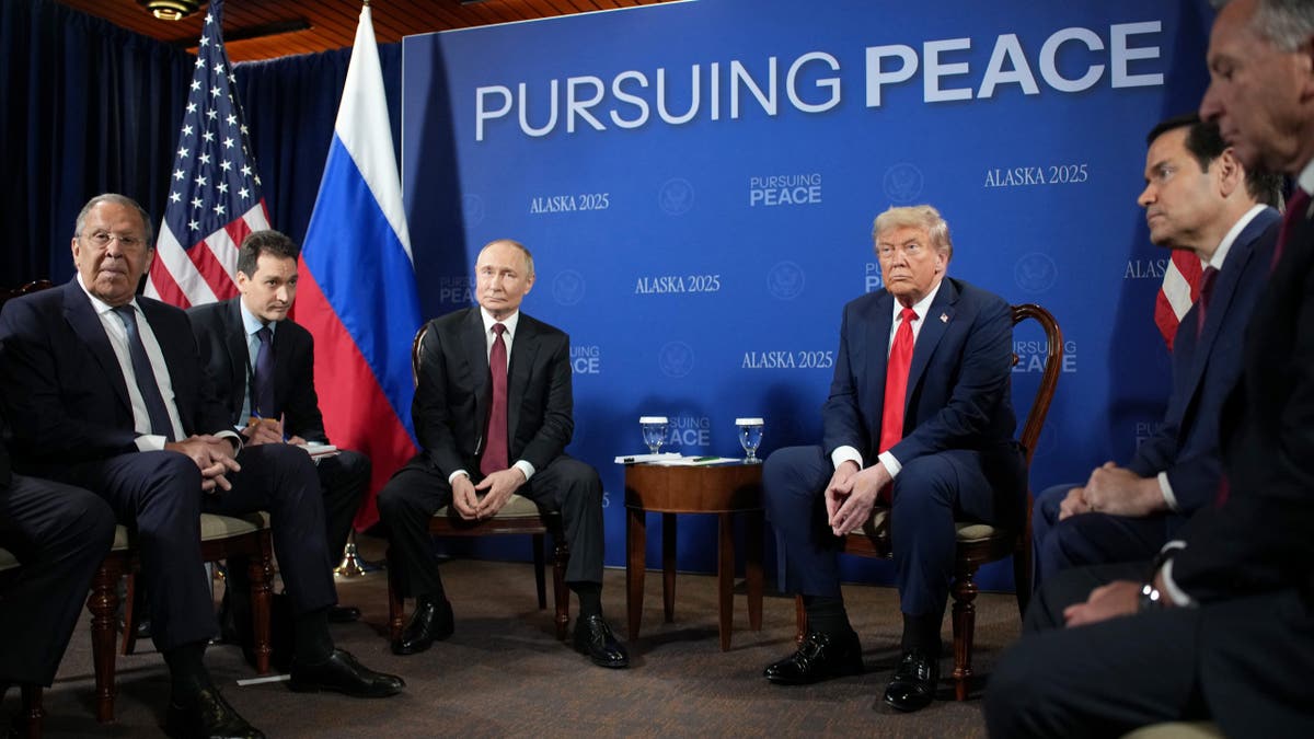 O presidente Trump se reúne com o presidente russo Vladimir Putin, no Alasca.