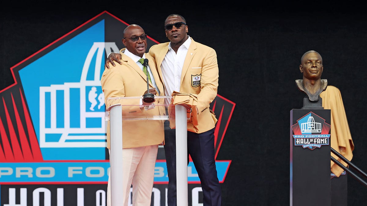 Sterling Sharpe receives his Hall of Fame bust 