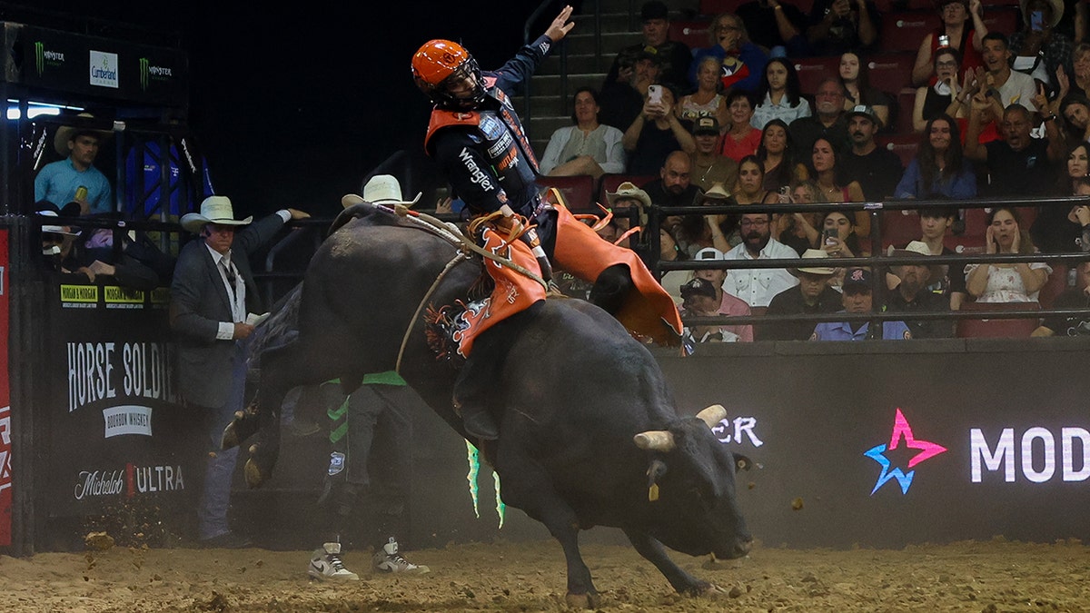 Heitor Santos Ferreira rides Malibus Top Dawg at PBR: Teams Freedom Days