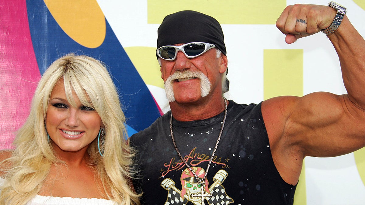 Czerwony dywan pozą z tatą Brook Hogan, Hulk Hogan