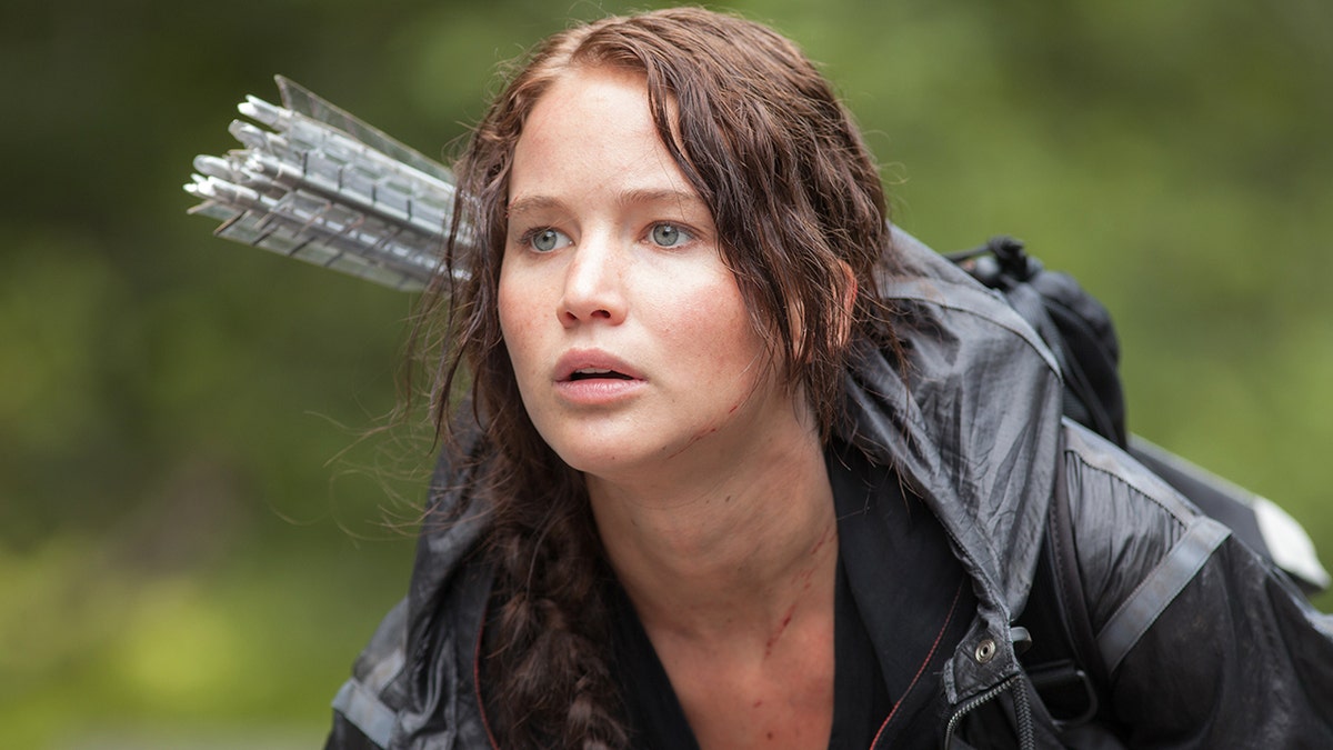 珍妮弗·勞倫斯（Jennifer Lawrence）穿著服裝為katniss "飢餓遊戲。"