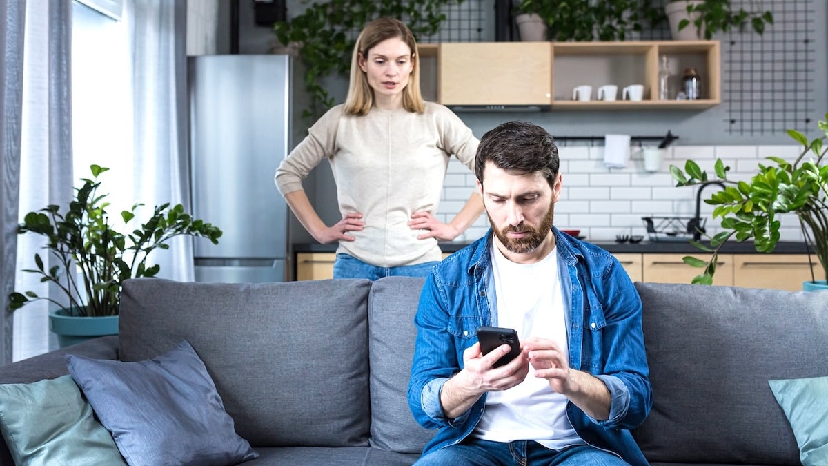 Husband does not listen to the woman