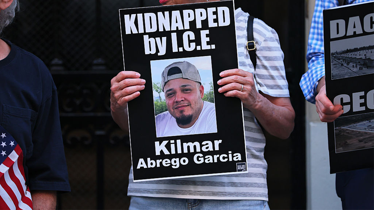 Protestētājam ir Merilendas cilvēka Kilmar Abrego Garcia foto.