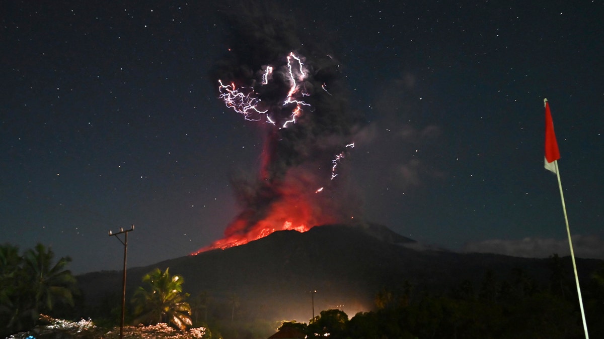 Lightning strikes while Mount Lewotobi Laki-Laki sends volcanic equipment to the air