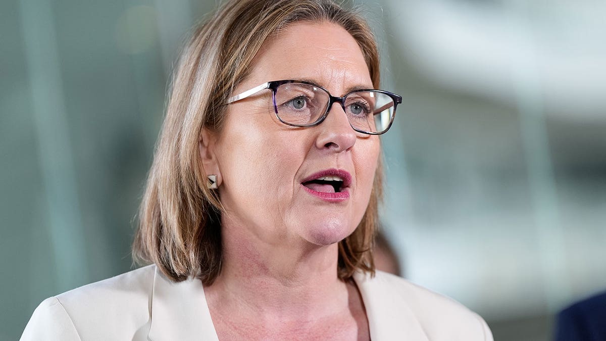 Viktorijas premjerministrs Jacinta Allan runā