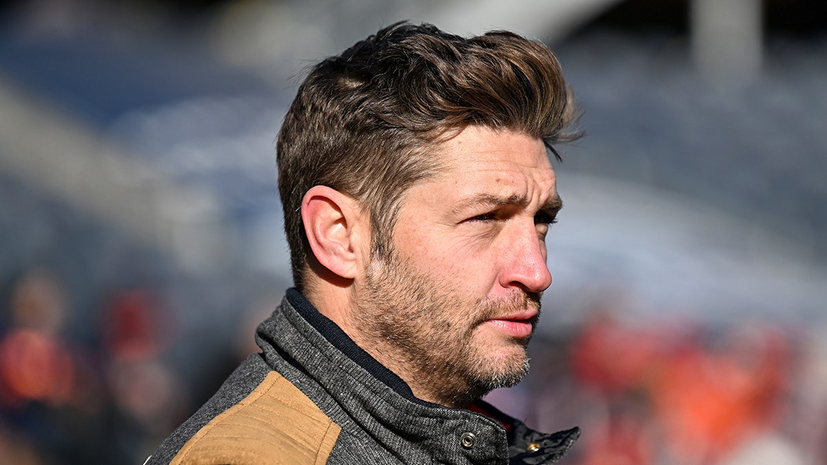 Jay Cutler looks out on Bears field