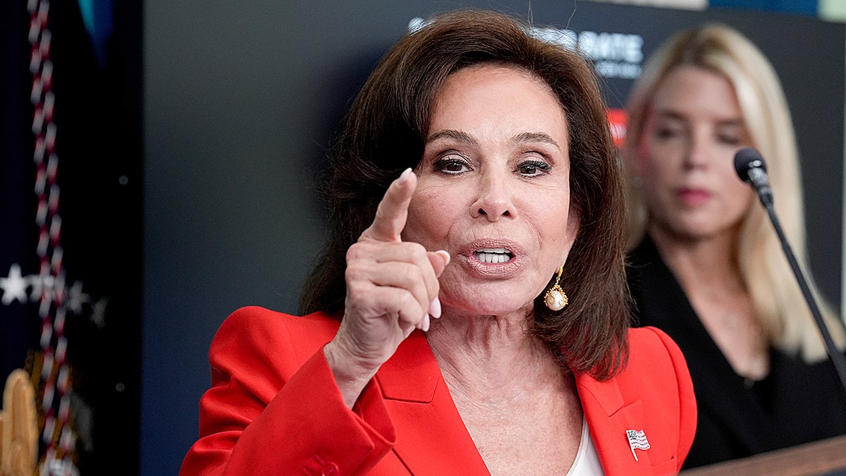 珍妮·皮羅（Jeanie Pirro）在特朗普的新聞發布會上發表了關於華盛頓特區的犯罪會議。