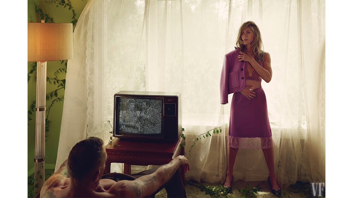 珍妮弗·安妮斯頓（Jennifer Aniston）姿勢以粉紅色