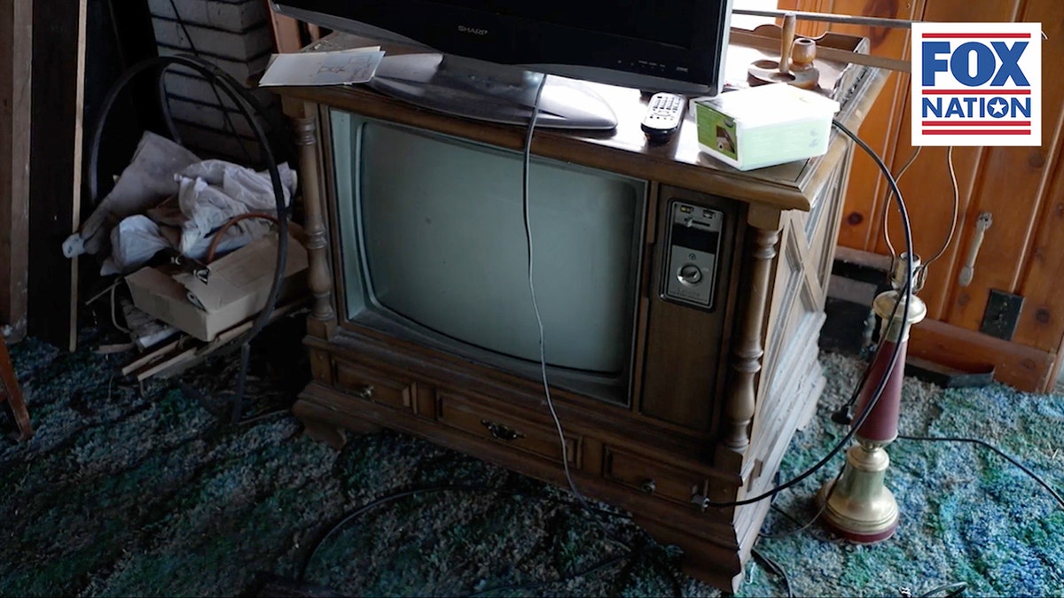 jimmy-hoffa-tv-set Jimmy Hoffa's Lake Ori House is protected with original furniture intact