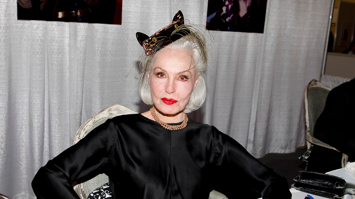 朱莉·紐馬爾(Julie Newmar)穿著黑色的貓耳朵。