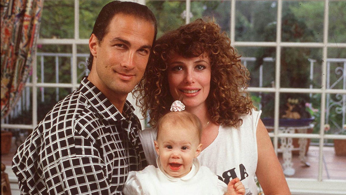 Stephen Seagal, Kelly Liberalk, berpikir dengan anak pertama mereka