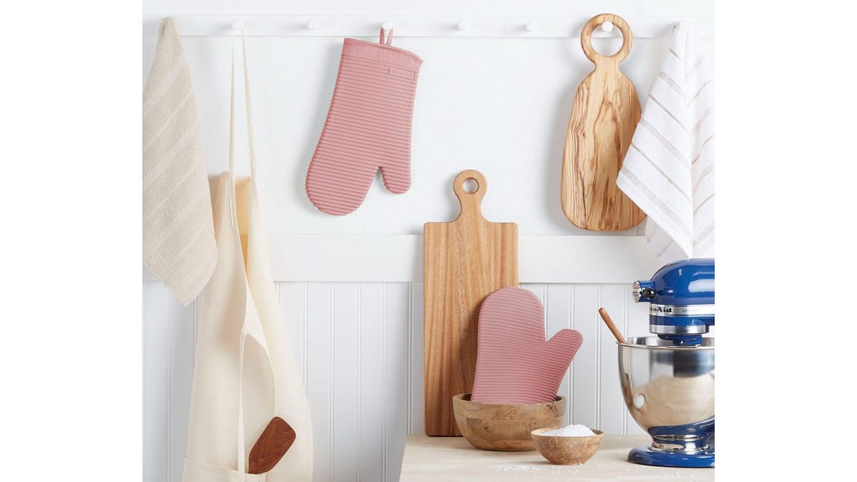 Handle hot cookware safely with this set.