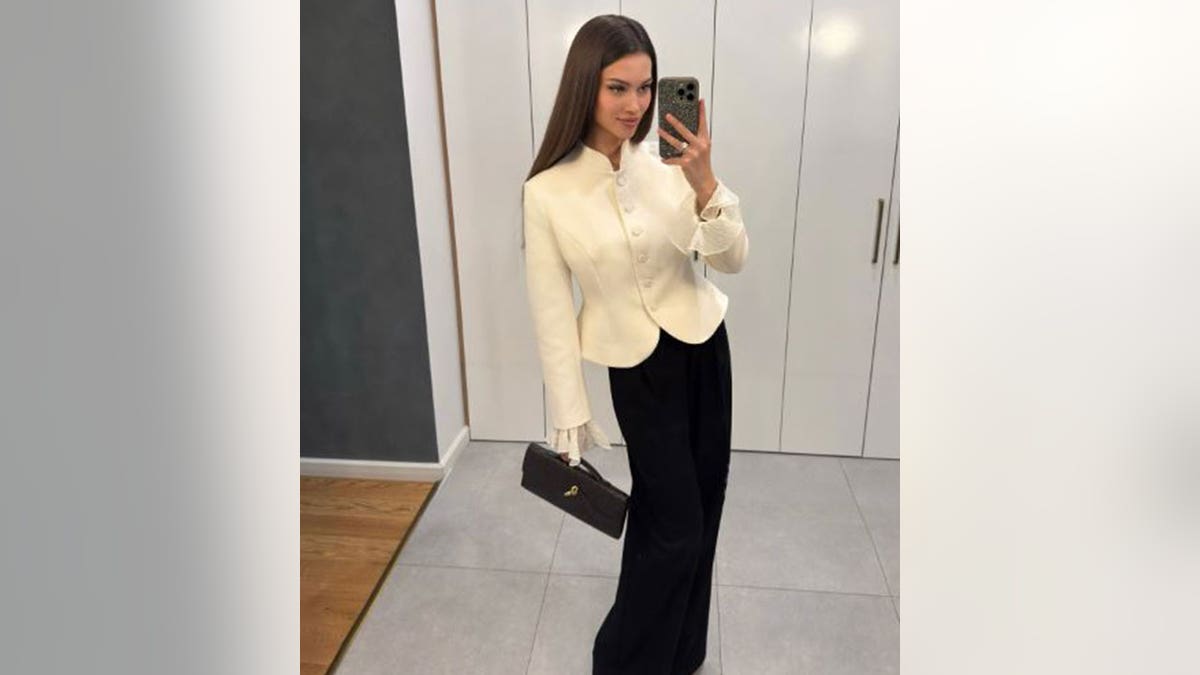 Kseniya Alexandrova正在拍鏡子自拍照