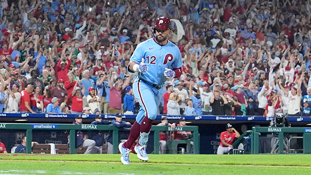 Kyle Schwarber celebrates
