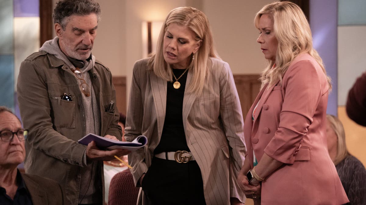 Chuck Lorre (Director), Kristen Johnston as Carol and Leanne Morgan in Episode #101 of Leanne
