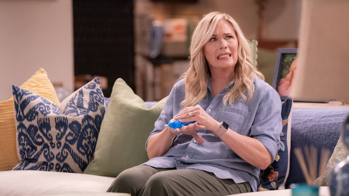 leanne morgan sitting on a couch in the sitcom leanne